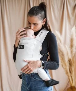 ROOKIE Baby Premium Draagzak- Design Buikdrager - Comfortabel En Ergonomisch - Pasgeboren Babydrager - Peuterdrager - Biologisch Katoen - Super Zacht - Unisex: Voor Mama En Papa (Beige) -Kinderwagens Winkel 1012x1200 4