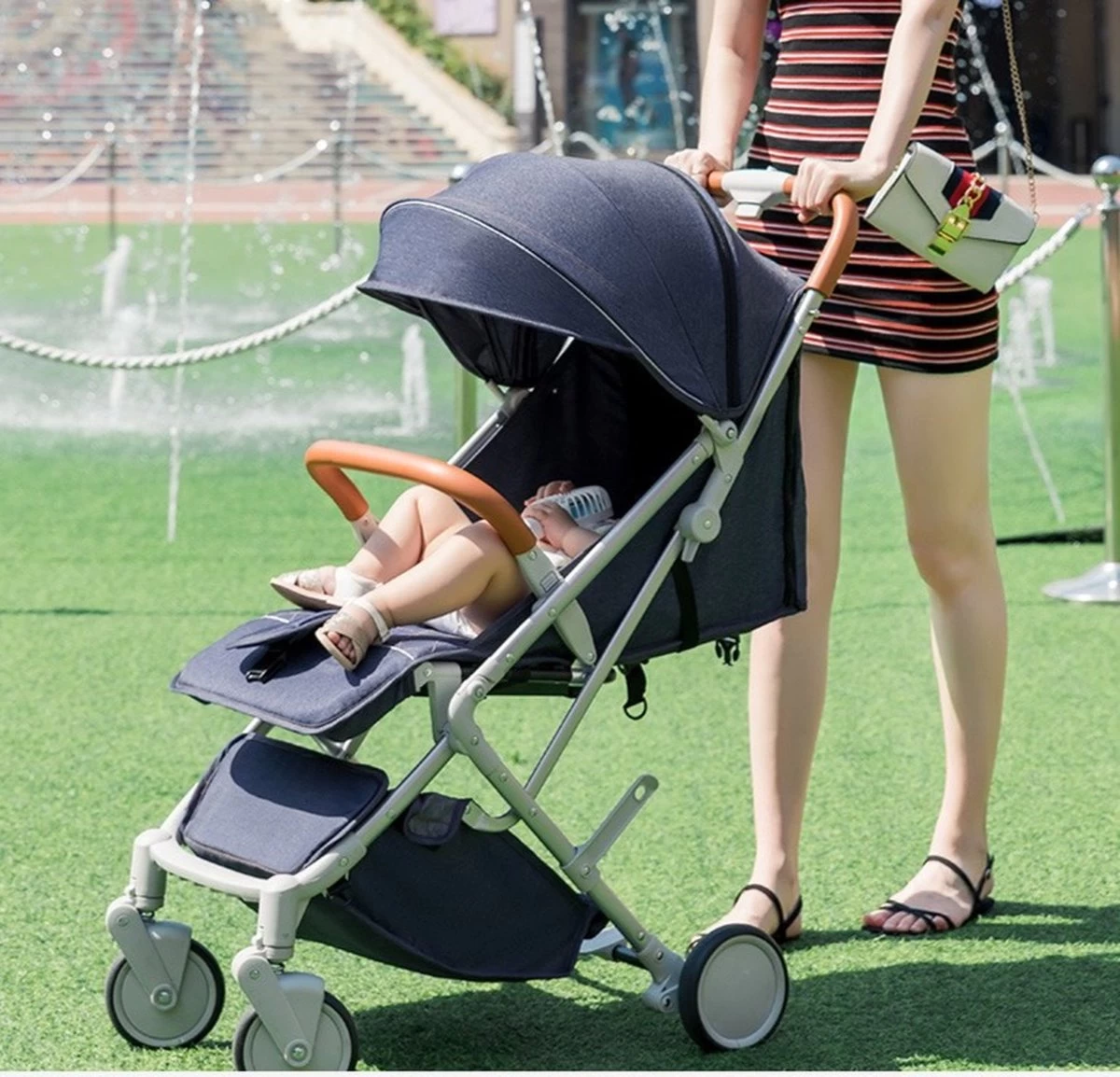 WOOSH New Buggy - Zwart - One Hand Folding - 3 Slaapstanden - Wandelwagen Tot 25 Kg - Regenhoes - Bekerhouder - Muggennet 11 WOOSH New Buggy - Zwart - One Hand Folding - 3 Slaapstanden - Wandelwagen Tot 25 Kg - Regenhoes - Bekerhouder - Muggennet - Afbeelding 11