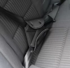 Merkloos Auto Gordel Beschermer - Gordelhoes - Autogordel Bescherming - Gordelbeschermer - Nekbeschermer Kind - Gordelbeschermhoes - Nekkussen / Neksteun -Kinderwagens Winkel 1200x1155