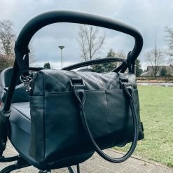 Kidzroom In Your Dreams Luiertas - Zwart - Ophanglussen Kinderwagen - Verschoonmatje - Verstelbare Schouderband -Kinderwagens Winkel 1200x1200 1407