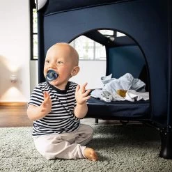 Hauck Dream N Play Plus Campingbedje Set - Met Matras En Muggennet - Navy -Kinderwagens Winkel 1200x1200 1661
