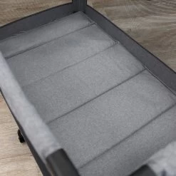 Deryan Luxe Campingbed Compleet - 120x60cm - Bodemverhoger - Verschoonblad - Opbergmand - Grijs -Kinderwagens Winkel 1200x1200 1667