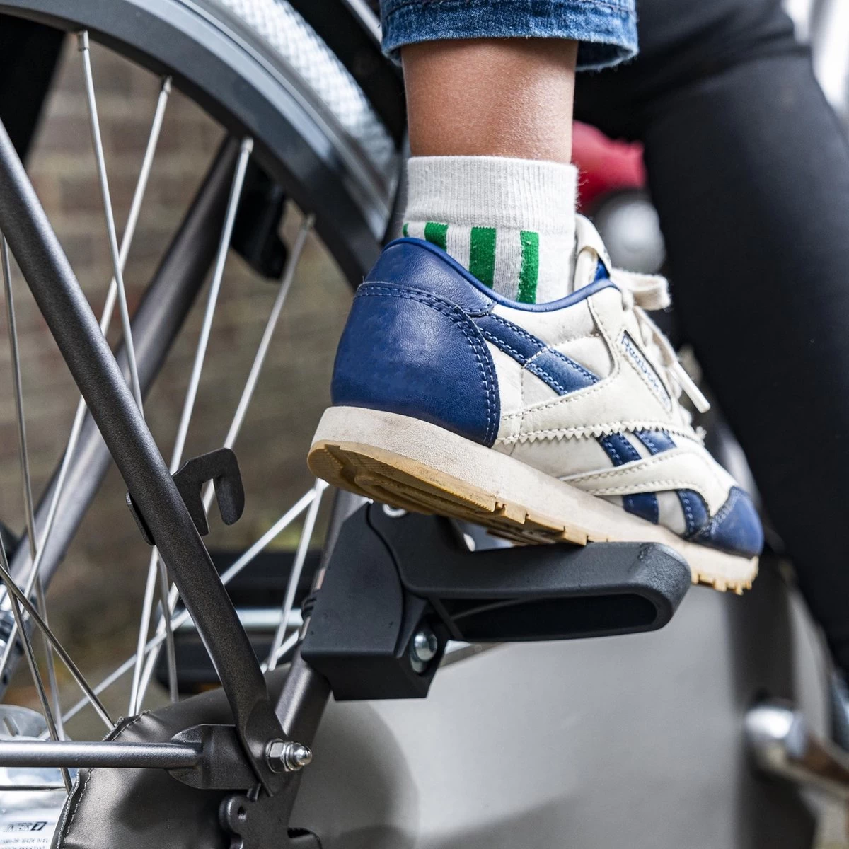 Qibbel 6+ Junior Fietsstoeltje Achter - Legergroen Met Zwart Kussentje 5 Qibbel 6+ Junior Fietsstoeltje Achter - Legergroen Met Zwart Kussentje - Afbeelding 5