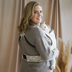 ROOKIE Baby Premium Draagzak- Design Buikdrager - Comfortabel En Ergonomisch - Pasgeboren Babydrager - Peuterdrager - Biologisch Katoen - Super Zacht - Unisex: Voor Mama En Papa (Leoprint Beige) -Kinderwagens Winkel 1200x1200 2083