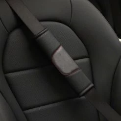 Luxe Gordel Covers - Set Van 2 Gordelhoezen - Zwart Leather Look - Zachte Gordel Hoes Beschermer - Ook Voor Kinderen - Audi / Mercedes / BMW / Toyota / Skoda / Volkswagen / Peugeot / Renault / Volvo - Auto Accessoires - Gordelhoes Gordelbeschermer