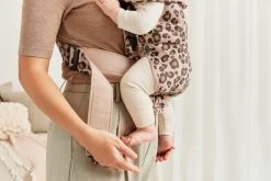 BabyBjörn Draagzak Mini - Cotton - Beige-Luipaard 11 BabyBjörn Draagzak Mini - Cotton - Beige-Luipaard -Kinderwagens Winkel 1200x800 260