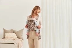 BabyBjörn Draagzak Mini - Cotton - Beige-Luipaard 12 BabyBjörn Draagzak Mini - Cotton - Beige-Luipaard -Kinderwagens Winkel 1200x800 261