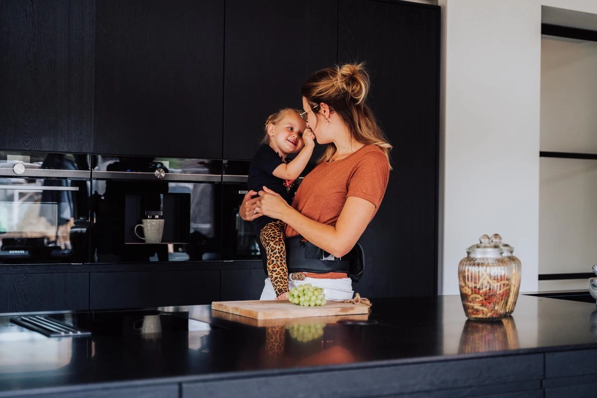 EVE Kids Heupdrager - Baby En Peuter - Heupzitje - Draagzak - Zwart Leer 6 EVE Kids Heupdrager - Baby En Peuter - Heupzitje - Draagzak - Zwart Leer - Afbeelding 6