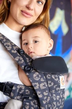 Ergobaby Omni Dream Draagzak - Black Leopard - Ergonomische Baby Draagzak Voor Baby En Drager 10 Ergobaby Omni Dream Draagzak - Black Leopard - Ergonomische Baby Draagzak Voor Baby En Drager -Kinderwagens Winkel 799x1200 98