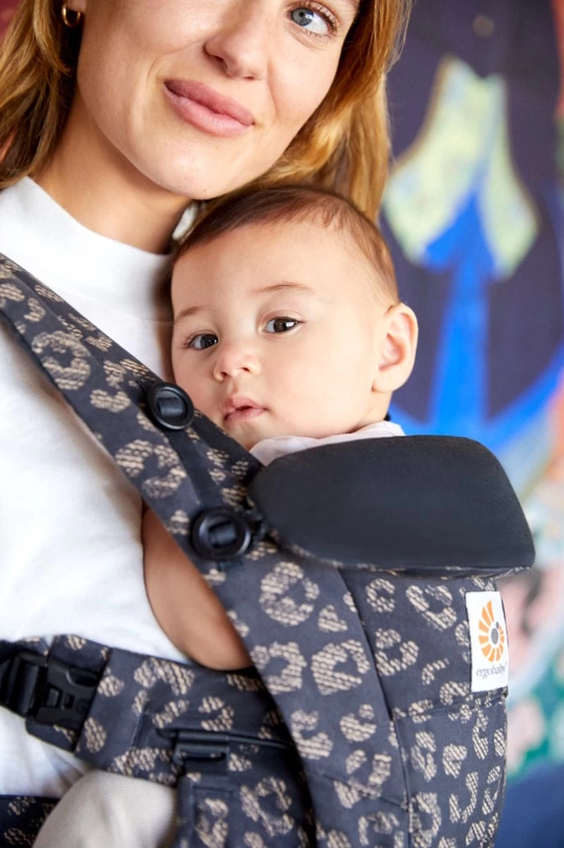 Ergobaby Omni Dream Draagzak - Black Leopard - Ergonomische Baby Draagzak Voor Baby En Drager 3 Ergobaby Omni Dream Draagzak - Black Leopard - Ergonomische Baby Draagzak Voor Baby En Drager - Afbeelding 3