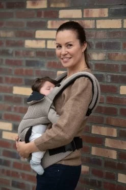 Dooky Ergonomische Draagzak Urban Comfort Beige Desert -Kinderwagens Winkel 800x1200 208