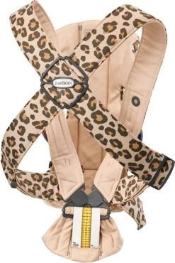 BabyBjörn Draagzak Mini - Cotton - Beige-Luipaard 15 BabyBjörn Draagzak Mini - Cotton - Beige-Luipaard -Kinderwagens Winkel 802x1200 16