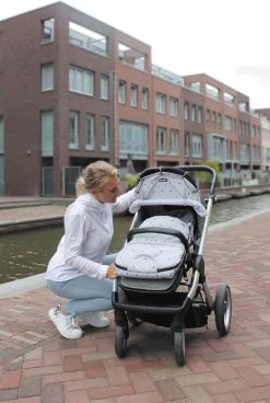Dooky Universal Cover Zonnescherm Kinderwagen - Light Grey Crowns -Kinderwagens Winkel 806x1200 2