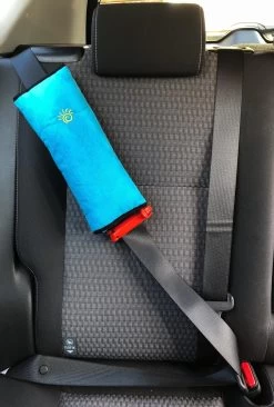 3D Blauwe Gordelkussen Of Slaapkussen Als Reiskussen In De Auto. Dit Kussen Is De Beschermer Van Riem/Gordel, Nek, Hoofd En Kind Bij Het Slapen 14 3D Blauwe Gordelkussen Of Slaapkussen Als Reiskussen In De Auto. Dit Kussen Is De Beschermer Van Riem/Gordel, Nek, Hoofd En Kind Bij Het Slapen -Kinderwagens Winkel 810x1200