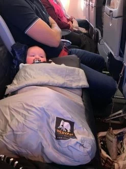 Deryan AirTraveller Vliegtuigbedje - Reiskussen Met Matras - Compact Opgevouwen -Kinderwagens Winkel 898x1200 8