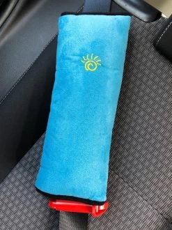 3D Blauwe Gordelkussen Of Slaapkussen Als Reiskussen In De Auto. Dit Kussen Is De Beschermer Van Riem/Gordel, Nek, Hoofd En Kind Bij Het Slapen 12 3D Blauwe Gordelkussen Of Slaapkussen Als Reiskussen In De Auto. Dit Kussen Is De Beschermer Van Riem/Gordel, Nek, Hoofd En Kind Bij Het Slapen -Kinderwagens Winkel 899x1200 7