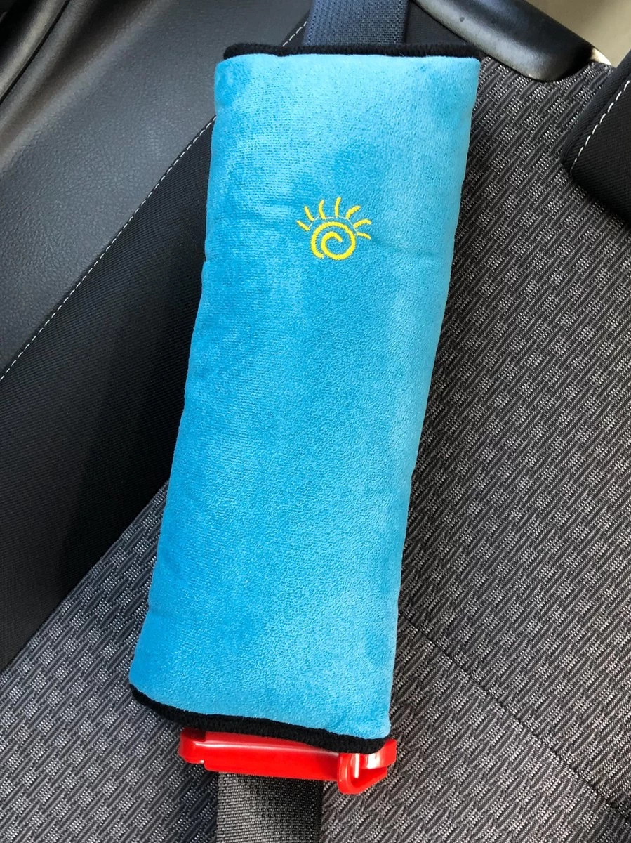 3D Blauwe Gordelkussen Of Slaapkussen Als Reiskussen In De Auto. Dit Kussen Is De Beschermer Van Riem/Gordel, Nek, Hoofd En Kind Bij Het Slapen 3 3D Blauwe Gordelkussen Of Slaapkussen Als Reiskussen In De Auto. Dit Kussen Is De Beschermer Van Riem/Gordel, Nek, Hoofd En Kind Bij Het Slapen - Afbeelding 3